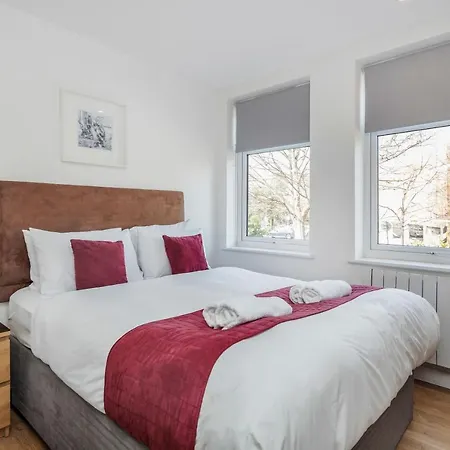 Roomspace Serviced Apartments - Swan House Leatherhead Extérieur photo