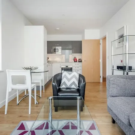 Roomspace Serviced Apartments - Swan House Leatherhead Extérieur photo